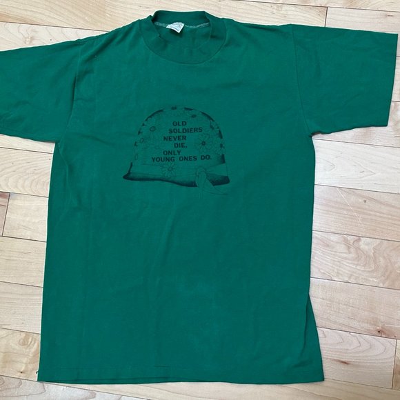 VTG RARE! Old Soldiers Never Die, Only Young Ones Do AntiWar T-Shirt Tee Size L